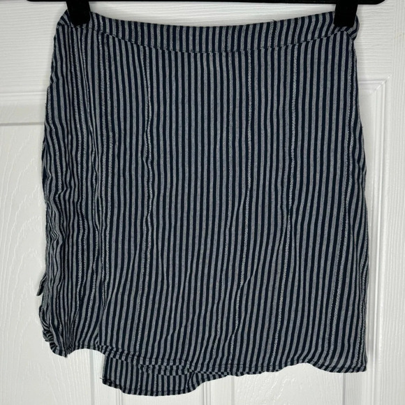 AMERICAN EAGLE Blue And Gray Striped Wrap Mini Skirt Size Small - Picture 3 of 10